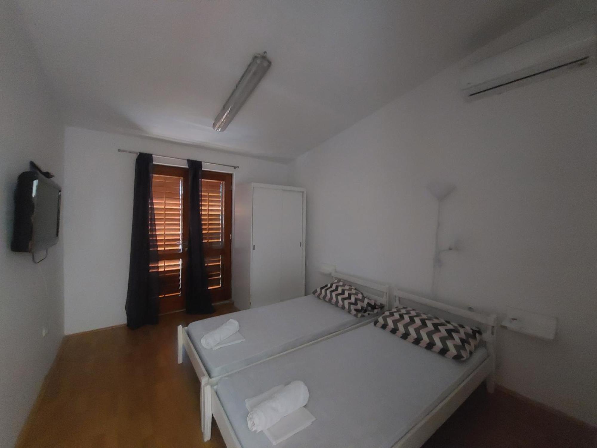 Studio-App Iva, Balcony With Sea View - 50 M From Beach Pag Town Exterior foto